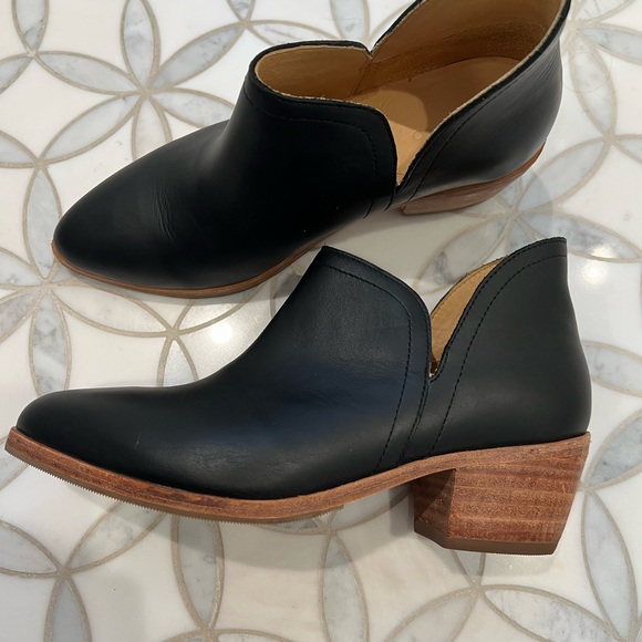 NISOLO MIA Everyday Ankle Bootie - like new! Worn once. - Picture 2 of 7